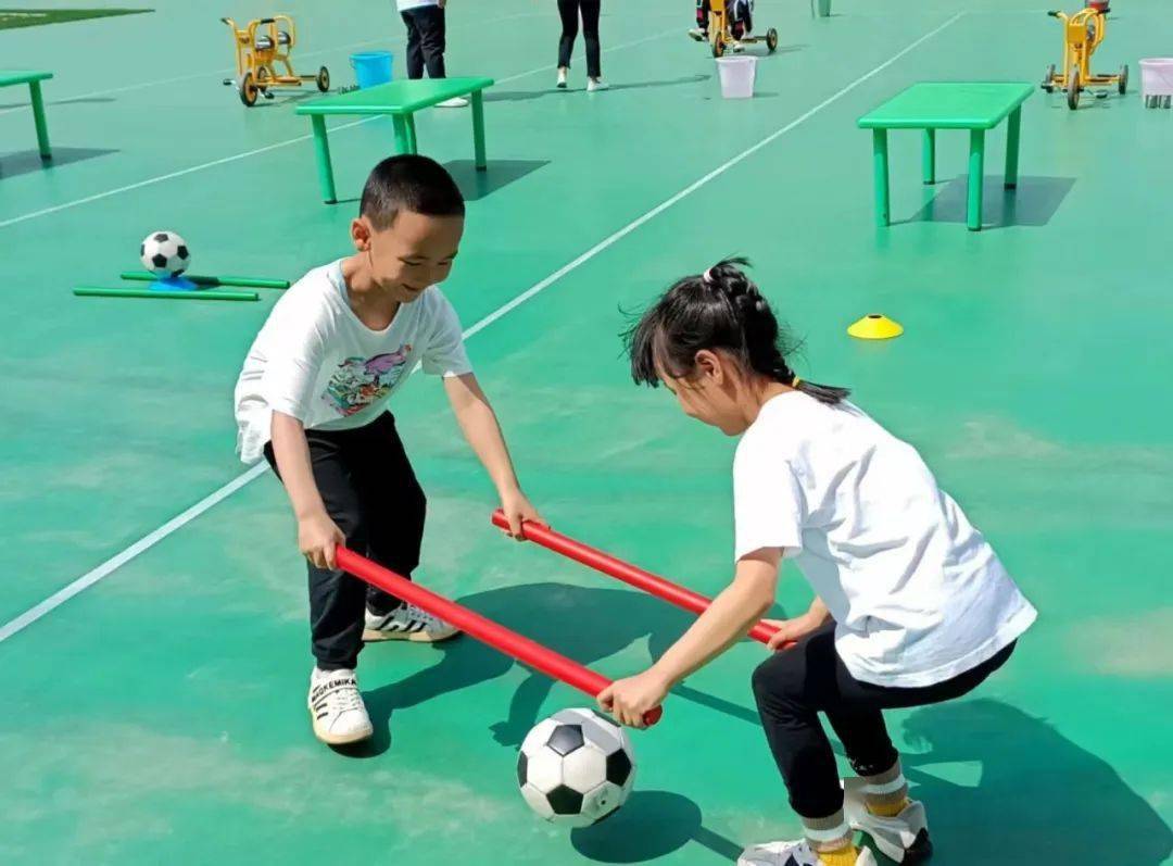 平衡木图片幼儿园卡通_平衡木图片幼儿园_幼儿平衡木图片